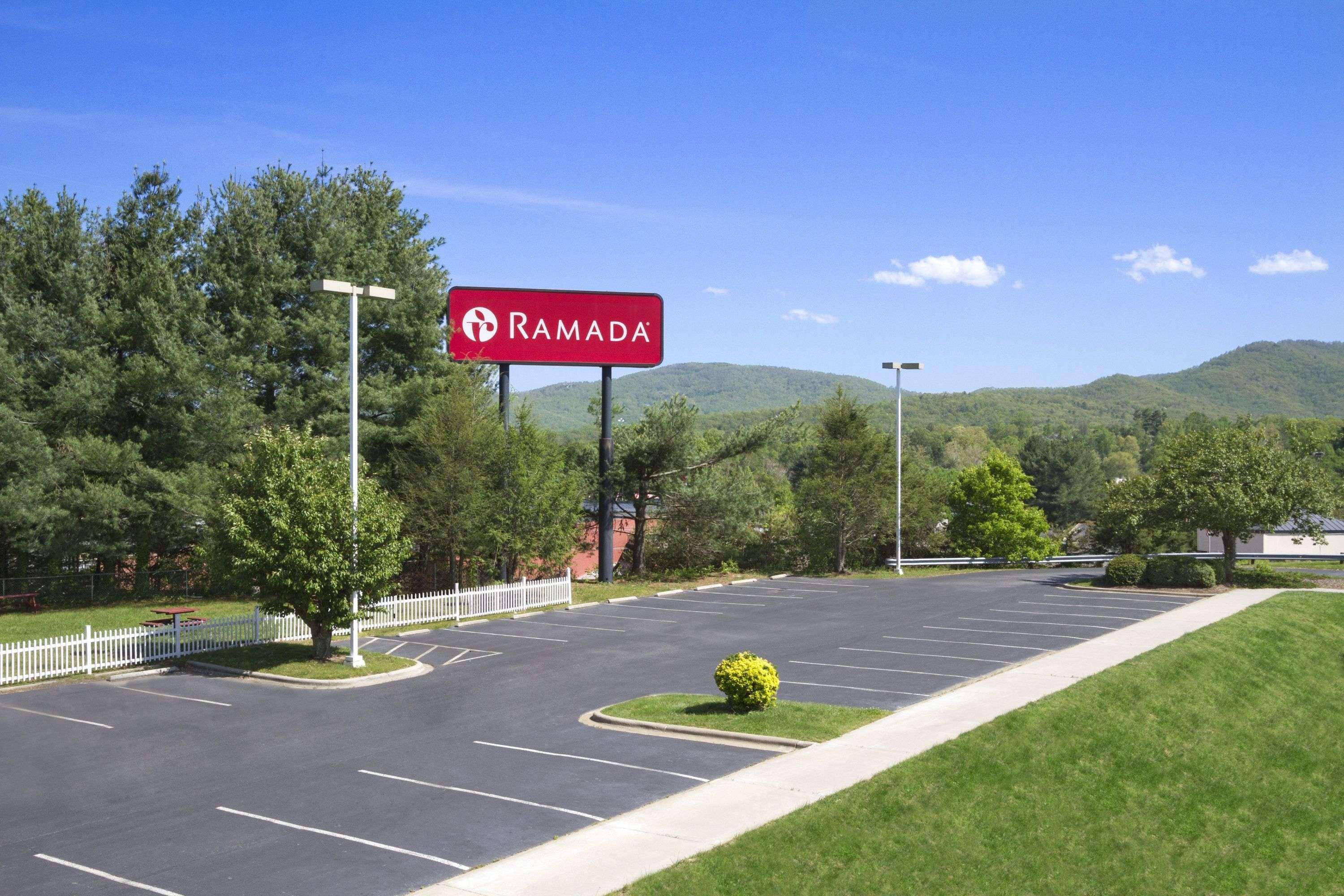 Ramada By Wyndham Asheville Southeast エクステリア 写真